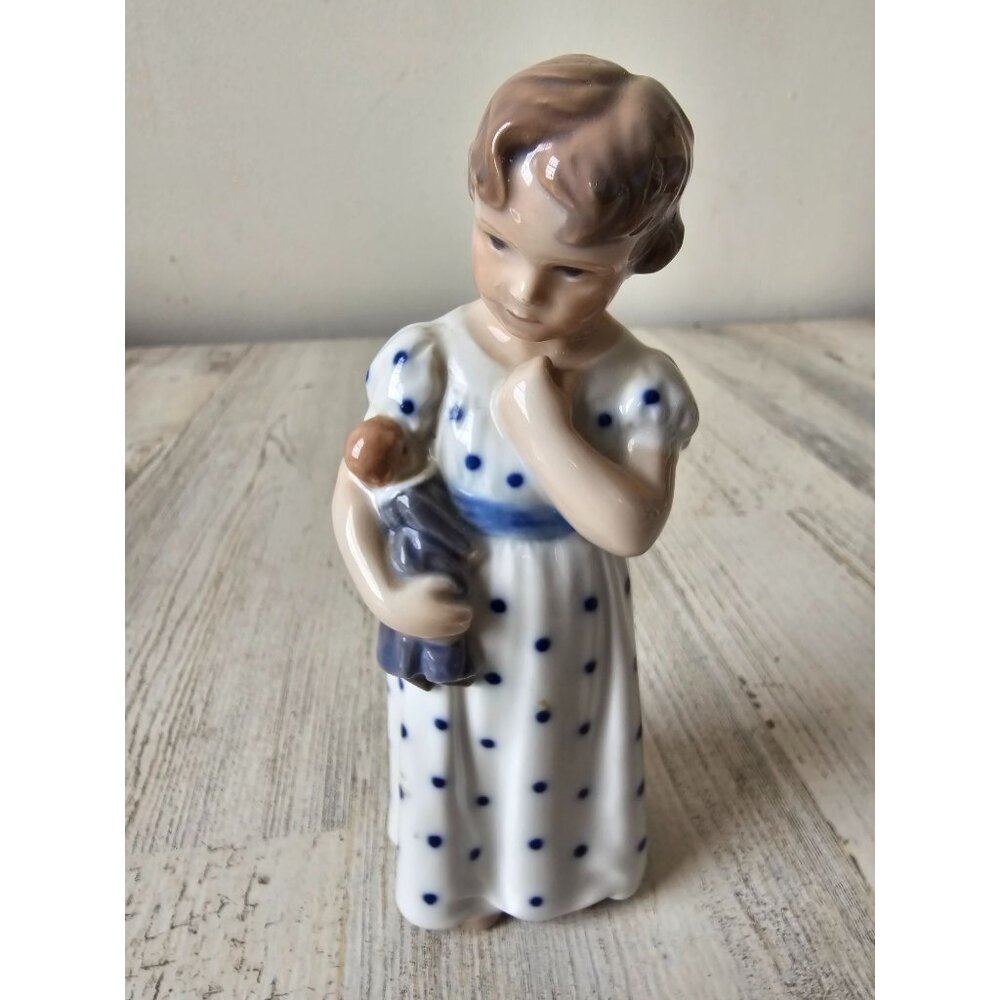 Royal Copenhagen 146 girl pajamas‎ doll figurine Denmark vintage statue